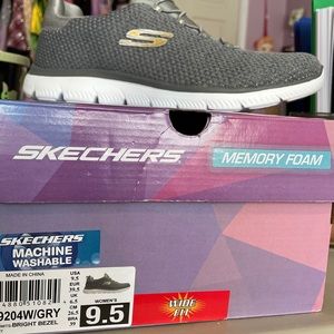 NWT Sketchers size 9.5 Wide Fit